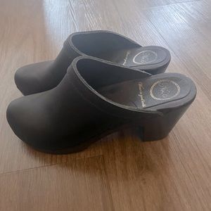 No. 6 black clogs. Barely worn like new.